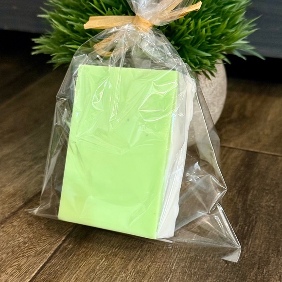 Handcrafted goats milk soap bar Daisy - Picture 7 of 7